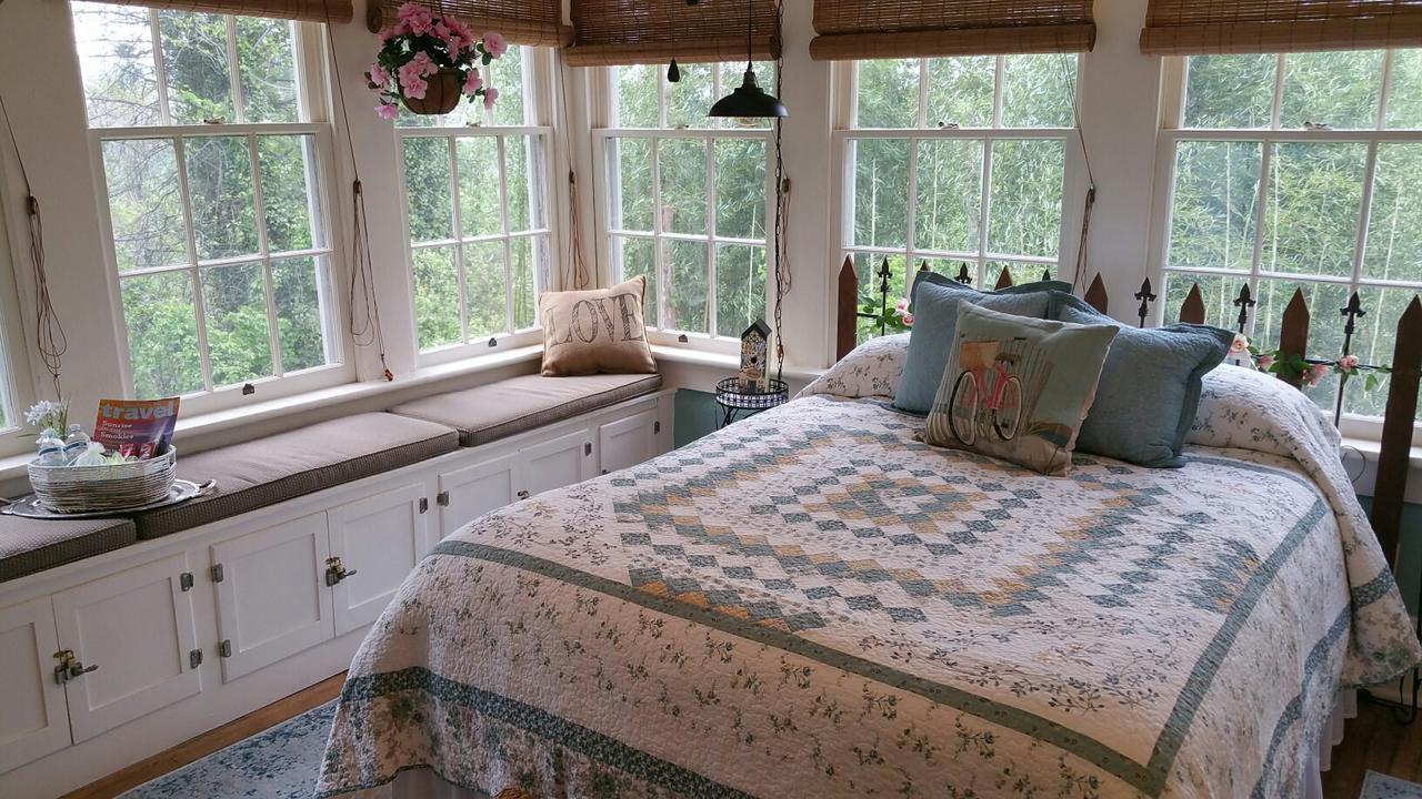 Almost Heaven Bed & Breakfast 웨인즈빌 외부 사진